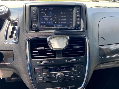 Used 2016 Chrysler Town & Country Touring image 19