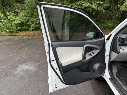Used 2014 Toyota RAV4 EV image 33