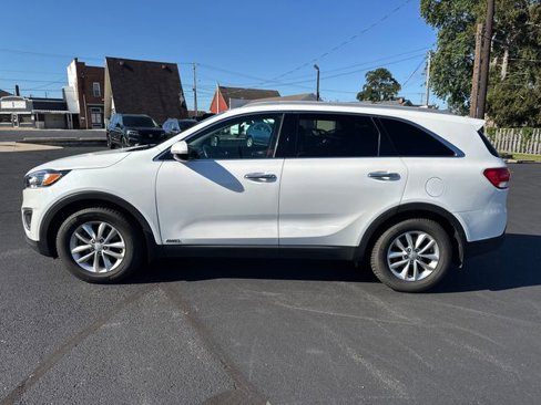 Used 2017 Kia Sorento LX w/ LX Convenience Package image 4