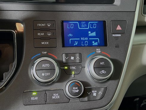 Used 2015 Toyota Sienna LE image 25