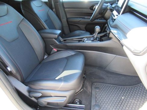 Used 2024 Jeep Compass Trailhawk image 11