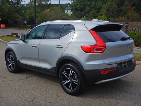 Used 2024 Volvo XC40 B5 Core image 10