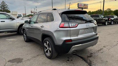 Used 2019 Jeep Cherokee Limited w/ Luxury Group image 3