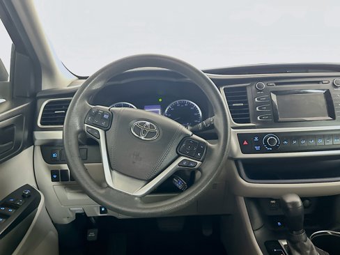Used 2017 Toyota Highlander LE image 17