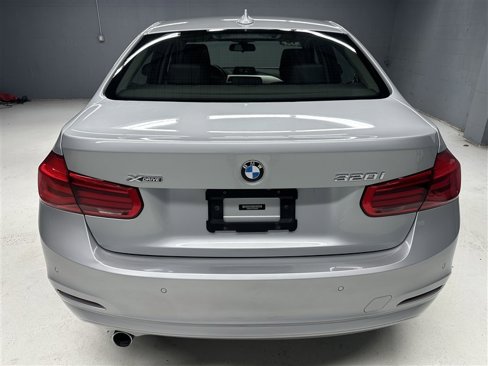 Used 2018 BMW 320i xDrive Sedan w/ Convenience Package image 6