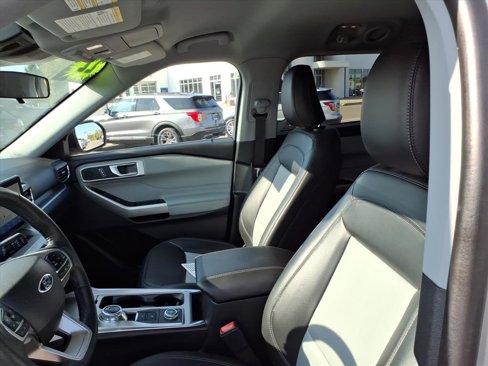 Used 2022 Ford Explorer XLT w/ Equipment Group 202A image 11
