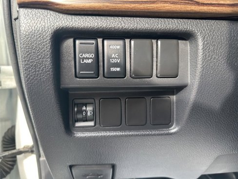 Used 2020 Nissan Titan SL w/ Moonroof Package image 18