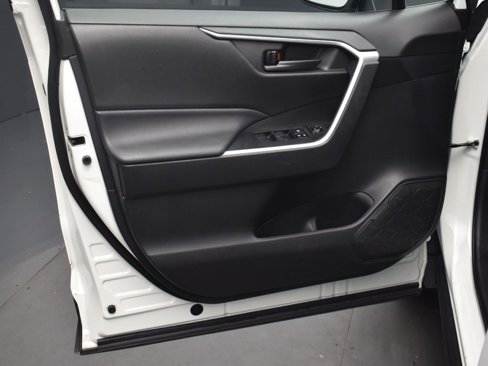 Used 2020 Toyota RAV4 LE image 11