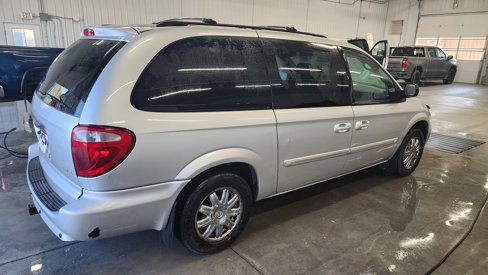Used 2007 Chrysler Town & Country Touring w/ Trailer Tow Prep Group image 4