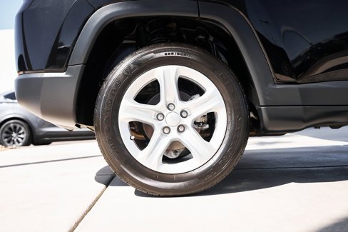 Used 2023 Jeep Compass Sport image 9