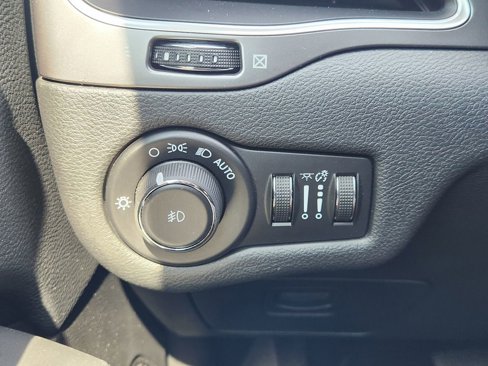 Used 2019 Jeep Cherokee Latitude Plus image 14