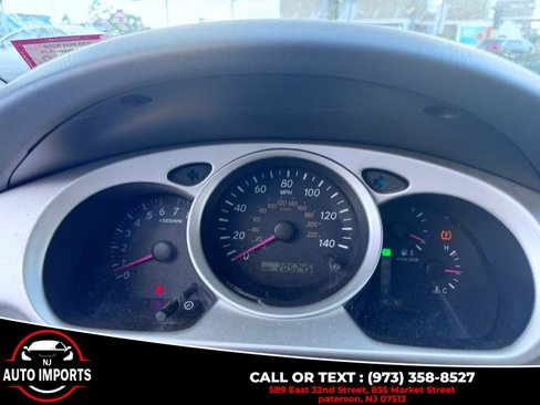 Used 2004 Toyota Highlander 4WD V6 w/ 3rd Row image 24