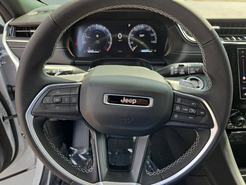 New 2025 Jeep Grand Cherokee Laredo image 12