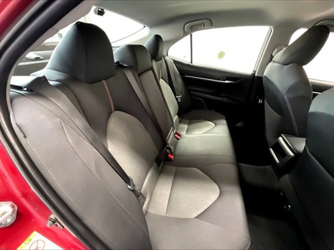 Used 2018 Toyota Camry LE image 16