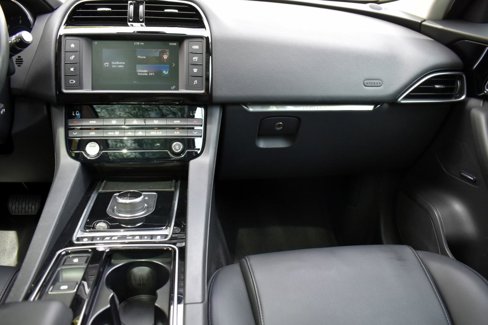 Used 2018 Jaguar F-PACE Premium image 16