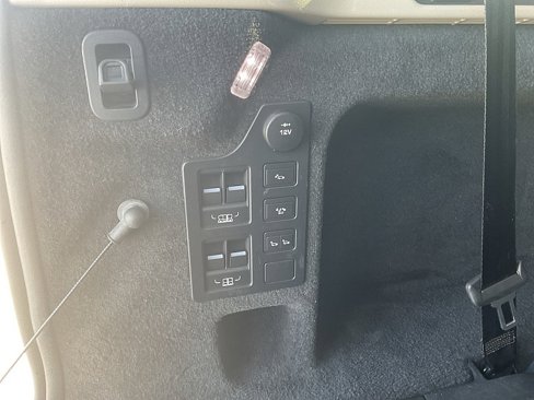 Used 2017 Land Rover Discovery HSE image 18