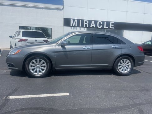 Used 2013 Chrysler 200 Limited image 2