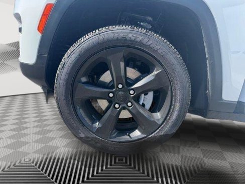 New 2025 Jeep Grand Cherokee Altitude image 14