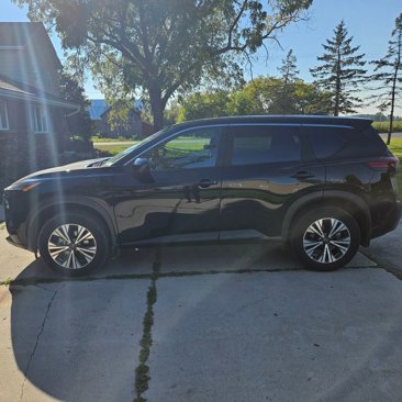 Used 2023 Nissan Rogue SV image 2