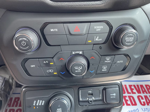 Used 2022 Jeep Renegade Limited image 22