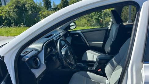 Used 2018 Toyota RAV4 XLE image 12