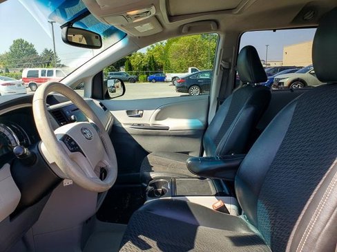 Used 2014 Toyota Sienna SE image 11