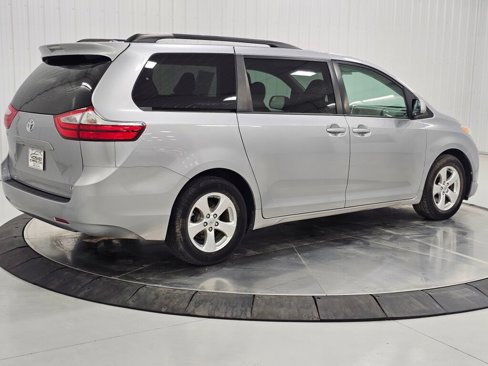 Used 2015 Toyota Sienna LE image 30