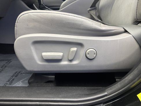 Used 2017 Toyota Highlander LE image 12