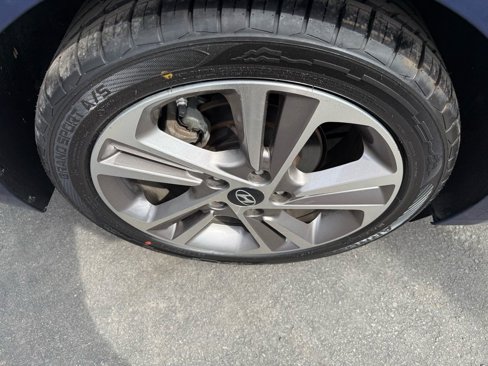 Used 2017 Hyundai Elantra Limited image 19