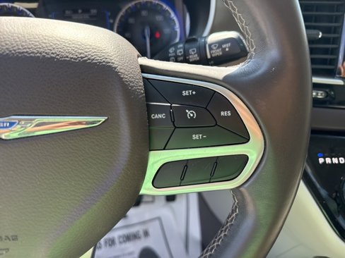 Used 2017 Chrysler Pacifica Touring-L image 17