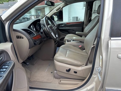 Used 2015 Chrysler Town & Country Touring image 10