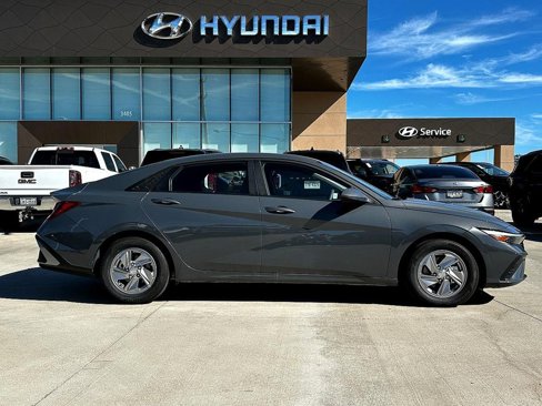 Used 2024 Hyundai Elantra SE image 8