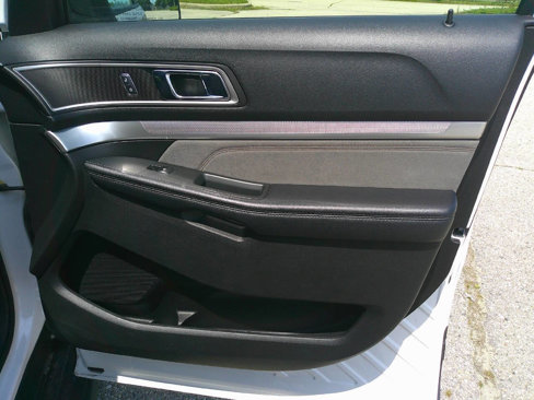 Used 2017 Ford Explorer XLT w/ XLT Appearance Package image 16