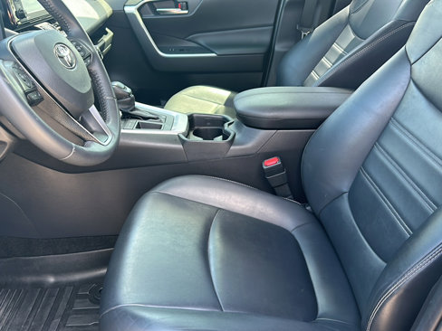 Used 2020 Toyota RAV4 XLE Premium image 13