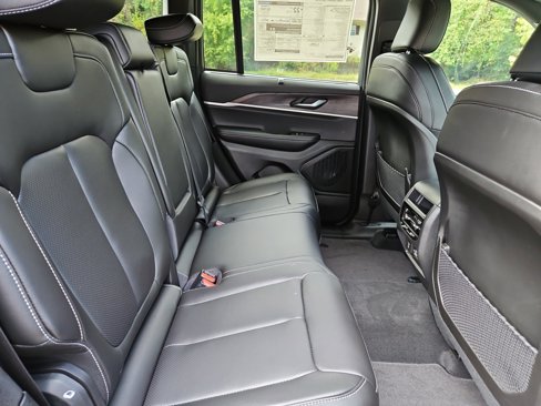 New 2025 Jeep Grand Cherokee Limited w/ Luxury Tech Group II image 17