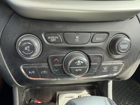 Used 2014 Jeep Cherokee Latitude w/ Comfort/Convenience Group image 11