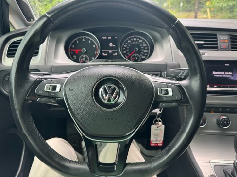 Used 2015 Volkswagen Golf SE image 28