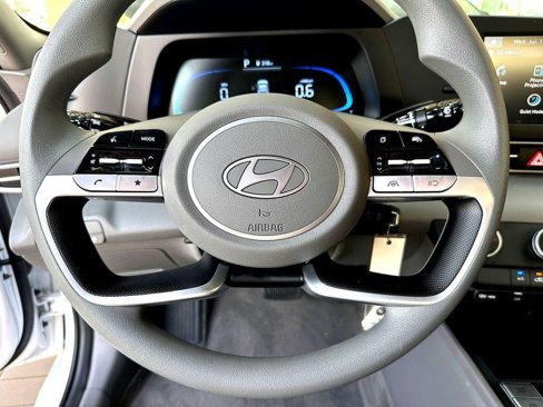 Used 2025 Hyundai Elantra SE w/ Cargo Package image 15