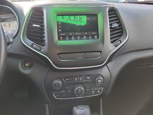 Used 2019 Jeep Cherokee Latitude Plus w/ Cold Weather Group image 10