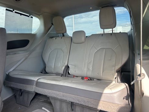 Certified 2018 Chrysler Pacifica Touring-L image 13