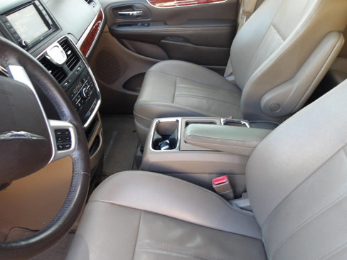 Used 2014 Chrysler Town & Country Touring w/ Driver Convenience Group image 18