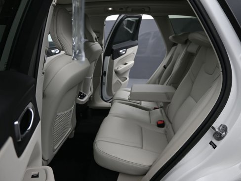 Certified 2023 Volvo XC60 B5 Ultimate w/ Protection Package Premier image 20