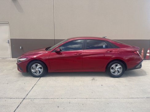 Certified 2025 Hyundai Elantra SE image 2