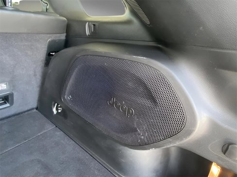 Used 2020 Jeep Cherokee Trailhawk image 27