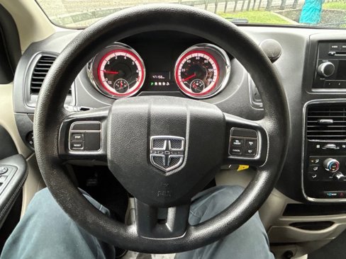 Used 2017 Dodge Grand Caravan SE image 12