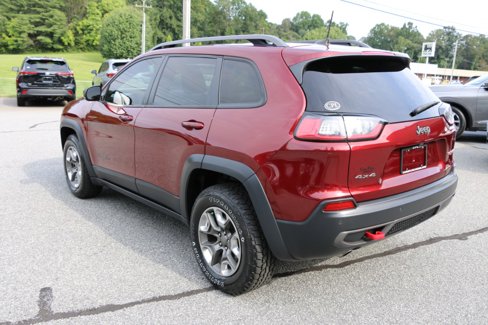 Used 2019 Jeep Cherokee Trailhawk image 3