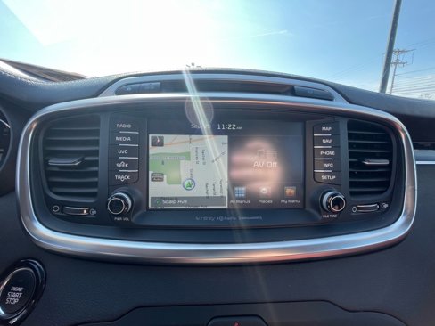 Used 2018 Kia Sorento SX image 18