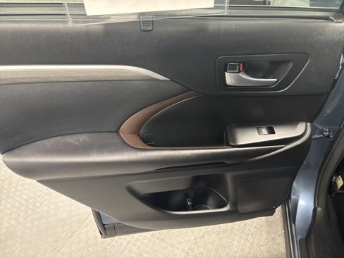 Used 2017 Toyota Highlander Limited image 23