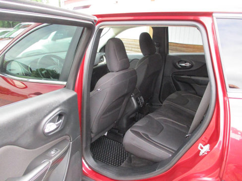 Used 2015 Jeep Cherokee Latitude w/ Comfort/Convenience Group image 18