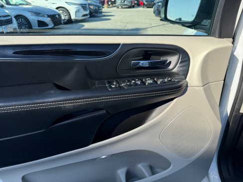 Used 2019 Dodge Grand Caravan SXT image 23